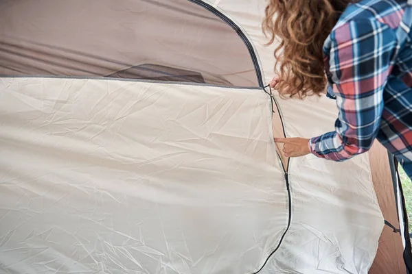 Mujer Instalando Tienda Campaña Bosque Cerca — Foto de Stock