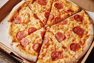 Karton kutuda pizza dilimi, yakın çekim.