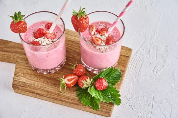 Batido Fresa Vaso Con Paja Bayas Frescas Sobre Fondo Blanco —  Fotos de Stock