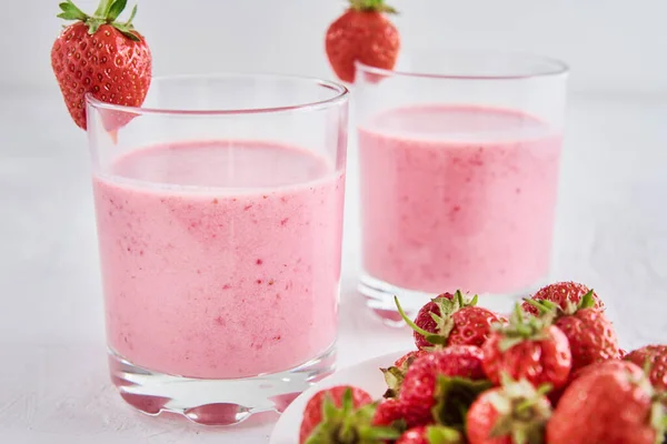 Dos Vasos Con Batido Fresa Bayas Frescas Sobre Fondo Blanco —  Fotos de Stock