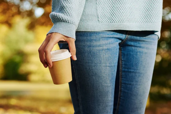 Femme Tenir Tasse Café Emporter Dans Parc Automne — Photo