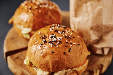 Masada iki hamburger ve patates kızartması. Arka planda, üst tarafta.