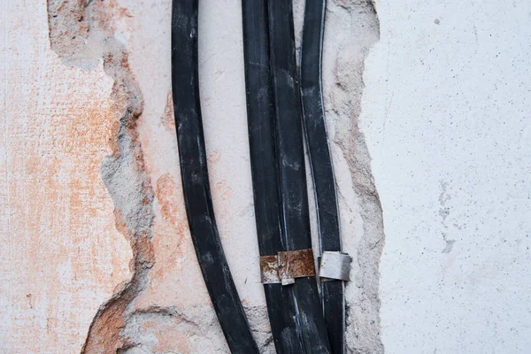 Duvardaki Eski Elektrik Kabloları Tehlike Kabloları — Stok fotoğraf