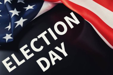 Amerikan bayrağı sallamak ve seçim günü yazı yazmak. ABD seçim kavramı.