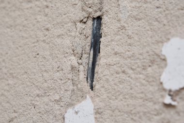 Duvardaki eski elektrik kabloları. Tehlike kabloları