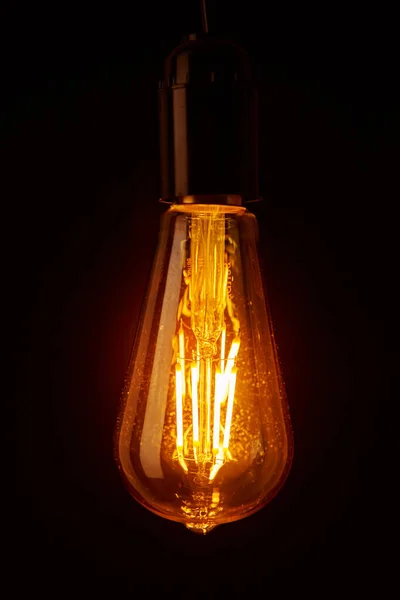 Ročník Žárovka Černém Pozadí Zblízka Zářící Edison Žárovka — Stock fotografie