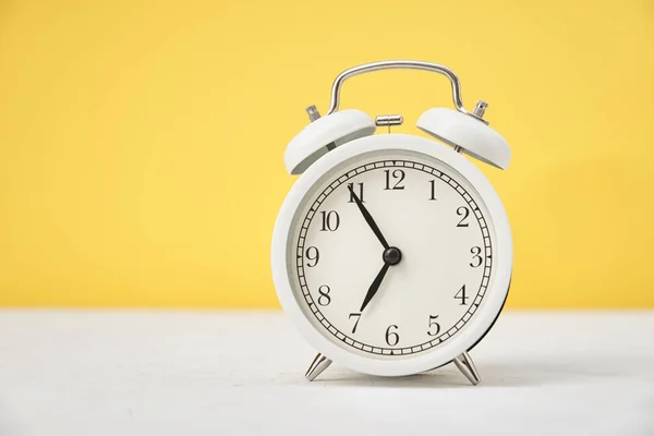 Sarı Arka Planda Kopyalama Alanı Olan Beyaz Alarm Saati Zaman — Stok fotoğraf