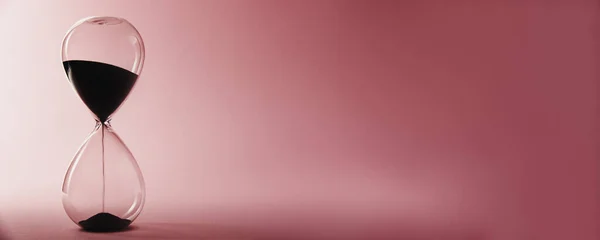 Κλεψύδρα Ροζ Φόντο Μακρύ Πανό Επείγον Και Τελειώνει Χρόνος — Φωτογραφία Αρχείου