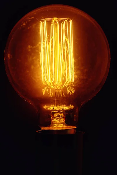 Ampoule Vintage Sur Fond Noir Gros Plan Ampoule Edison Lumineuse — Photo