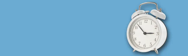Белый Винтажный Будильник Синем Фоне Длинный Баннер Срочность Крайний Срок — стоковое фото
