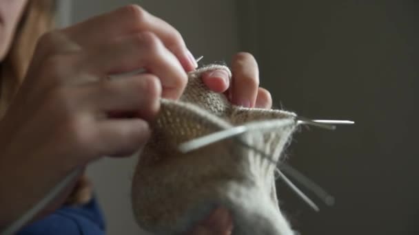 Kvinnliga Händer Stickande Strumpor Kvinnan Stickar Yllekläder Stickor — Stockvideo