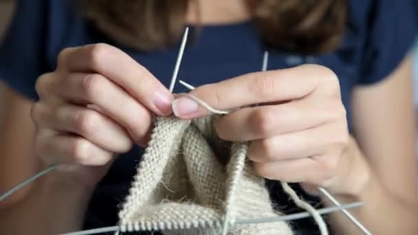 女性手织袜子 女人编织羊毛衫 — 图库视频影像