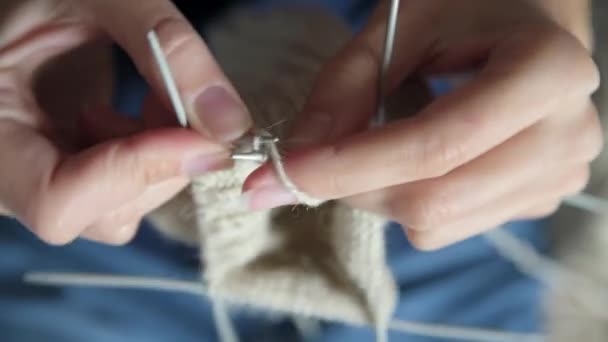 Mãos Femininas Tricotar Meias Mulher Tricota Roupas Agulhas Tricô — Vídeo de Stock