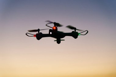 Gün batımına karşı dört kişilik helikopter oyuncağı
