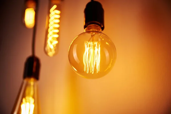 Sada Retro Žárovky Oranžovém Pozadí Měkké Zaostření Žhnoucí Edisonová Žárovka — Stock fotografie