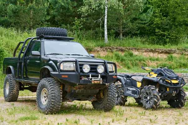 Framsidan Gamla Bilen Suv Och Fyrhjuling Utomhus — Stockfoto