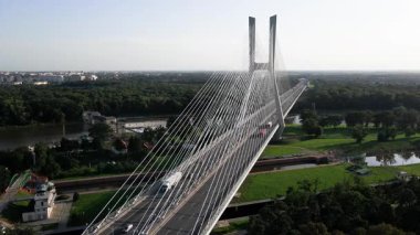 Nehir üzerindeki trafik ve çevre tarlalarla modern kablo destekli köprünün havadan görünüşü. Wroclaw, Polonya 'da Redzinski köprüsünde araba sürüyor. Ulaşım ve kentsel altyapı kavramı