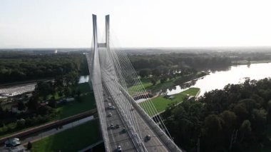 Büyük kablo görüntüsü, yeşil ormanlarla çevrili nehir üzerinde köprü vazifesi gördü. Wroclaw, Polonya 'daki Odra üzerindeki Redzinski köprüsü. Ulaşım ve altyapı kavramı