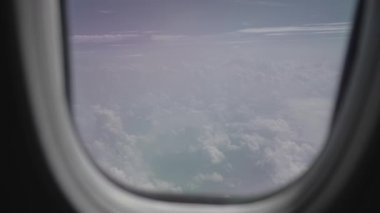 Uçuş sırasında uçak penceresinden bulutların hava görüntüsü. Seyahat, tatil, ulaşım ve uçuş kavramı