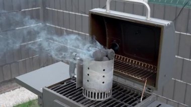 Metal baca, ızgarada kömür tüttürmekle başlar. Dışarıda pişirme, ızgara hazırlama ve arka bahçede barbekü kavramı