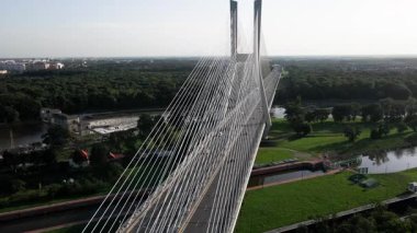 Nehir üzerindeki trafik ve çevre tarlalarla modern kablo destekli köprünün havadan görünüşü. Wroclaw, Polonya 'da Redzinski köprüsünde araba sürüyor. Ulaşım ve kentsel altyapı kavramı