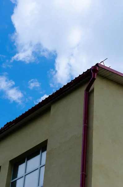 Mavi Bahar Gökyüzüne Karşı Okul Duvarının Parçası — Stok fotoğraf