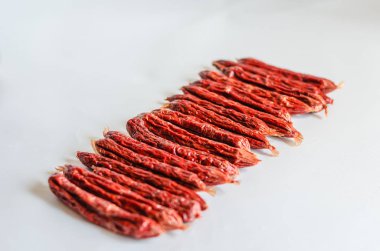 Hafif bir arka planda kurutulmuş sosis. Seçici odak