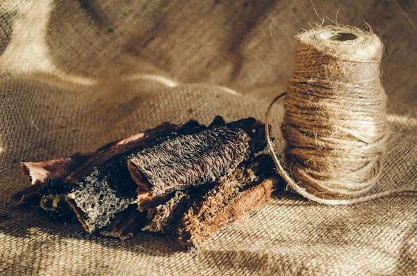 Carne Seca Triple Palillos Muy Cerca Hay Una Bobina Cordel — Foto de Stock