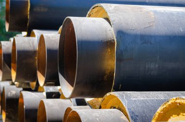 Şantiye yakınında büyük çaplı su temini için borular. Eski iletişimin değiştirilmesi