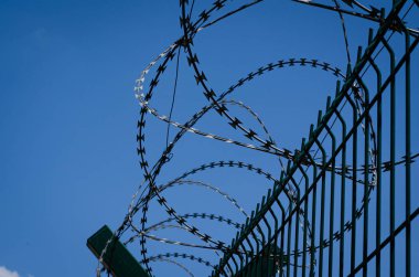 Arka planda metal korkuluklar Binanın girişinde cam çit parlak renkli desen.