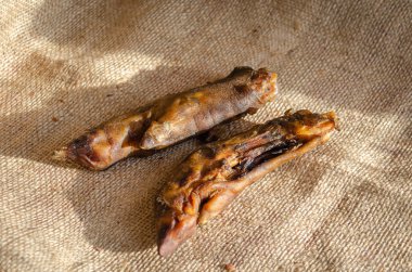 Köpekler için doğal davranır. Kurutulmuş domuz bacağı. Domuz toynak. Köpekler için doğal davranır bir dizi