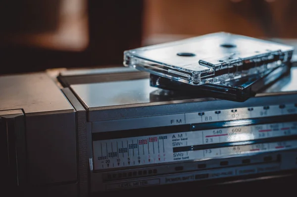 Deux Cassettes Audio Analogiques Sur Dessus Lecteur Cassettes Gros Plan — Photo