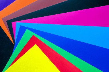 Çok renkli kağıt arkaplan. Gökkuşağı renginde kağıtlar yakın plan. Geometrik çoklu görev arkaplanı. Mesaj için yer. Yukarıdan görüntüle.