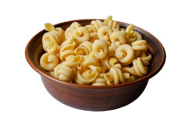 Çamur kase dolusu pişmemiş insalonde pastası. Kahverengi kasede pişmemiş İtalyan makarnası. Akdeniz Mutfağı. Beyaz arkaplanda izole et.