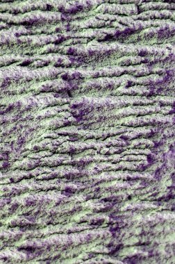 Köpük beton dokusu. Gri betonun sert kıvrımlı yakın plan çizgileri. Desenli desenli soyut bir arkaplan. Seçici odak.