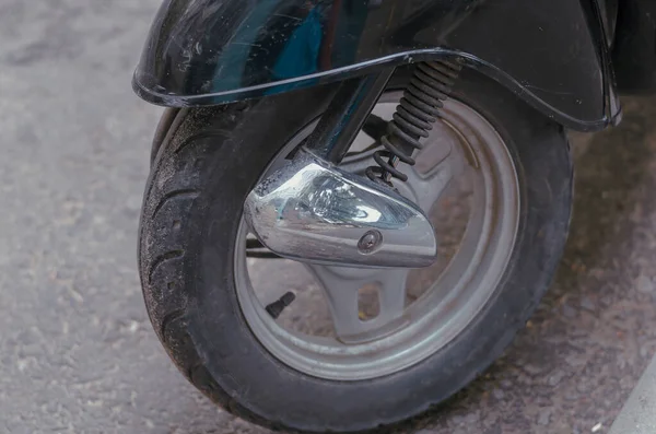 Kolo Moderního Mopedu Nebo Minibiku Parkovišti Detailní Záběr Kola Špínou — Stock fotografie