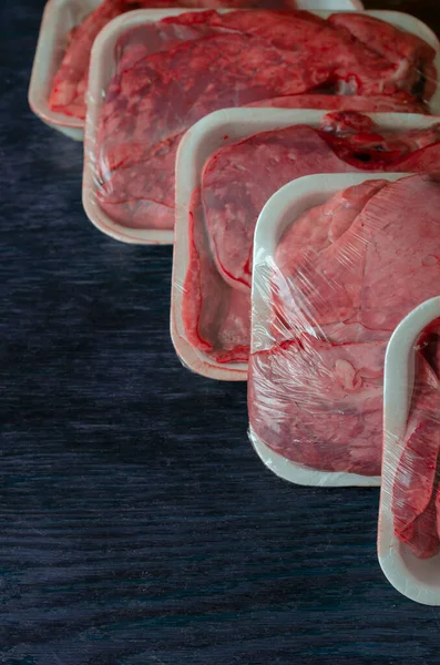 Pulmones Cerdo Crudos Empacados Porciones Despojos Carne Tienda Cinco Bandejas — Foto de Stock