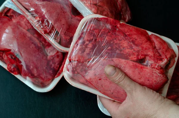 Comprador Elige Una Bandeja Pulmones Carne Cruda Una Mano Masculina — Foto de Stock