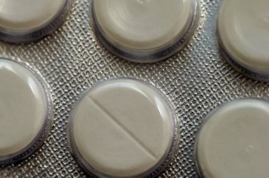 Hapların su toplaması yakındır. Yuvarlak beyaz haplar. Tıbbi konular.