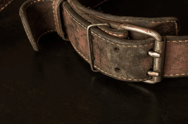 Cinturón Cuero Muy Viejo Agrietado Con Una Hebilla Metal Doble — Foto de Stock