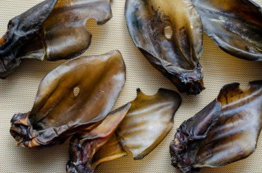 Köpekler için doğal çiğneme tatlısı. Saçsız kurumuş sığır kulağı. Evcil tartar ikramları. Hayvan malzemeleri..