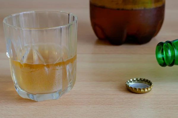 Soziale Probleme Alkoholismus Halbleeres Glas Mit Bier Bierflasche Und Korken — Stockfoto