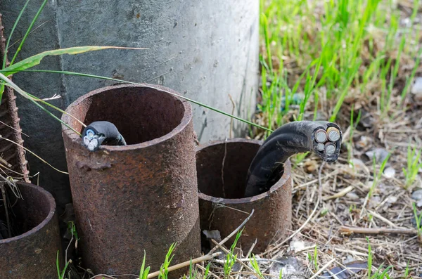 Odcięty Podziemny Kabel Elektryczny Metalowe Rury Wystają Ziemi Ugryzionymi Aluminiowymi — Zdjęcie stockowe