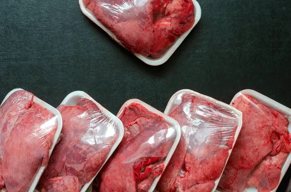 Pulmões Crus Carne Embalados Com Porções Fundo Escuro Fatias Produtos — Fotografia de Stock