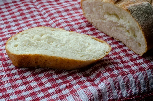 焼きたての自家製パンを赤と白のタオルで スライスしたパンと小麦粉を振りかけたローフのローフ 小家族経営 接近中だ 選択的焦点 — ストック写真