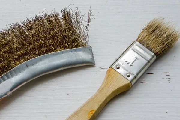 Paint Brush Metal Brush White Wooden Background Cracked White Paint — Stock Photo, Image