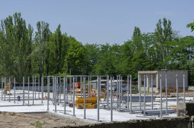 Nikolaev, Ukrayna - 18 Haziran 2020: Hızlı montajlı modüler enfeksiyon hastalıkları hastanesi inşaatı. Covid-19 hastaları için modern hastane. Ulusal Salgın Programı