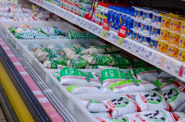 Одесса Украина Июня 2020 Года Ассортимент Молочных Продуктов Полках Супермаркета — стоковое фото
