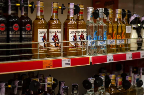 Assortiment Van Rum Tequila Een Supermarkt Plank Met Prijskaartjes Een — Stockfoto