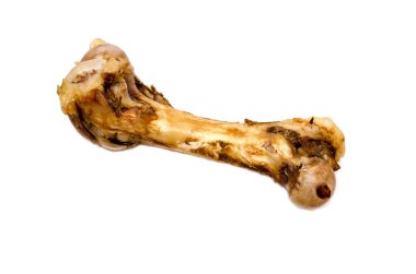 Beyaz arka planda tütsülenmiş kemik sosisi. Evcil hayvanlar için doğal çiğneme tatlısı. Diş sağlığı için hayvan ürünleri. Ekstra büyük kemik.
